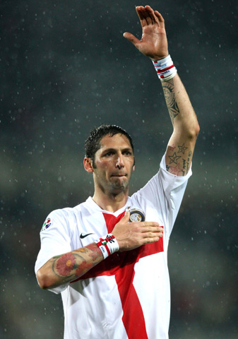 球星突破防线制造绝佳机会