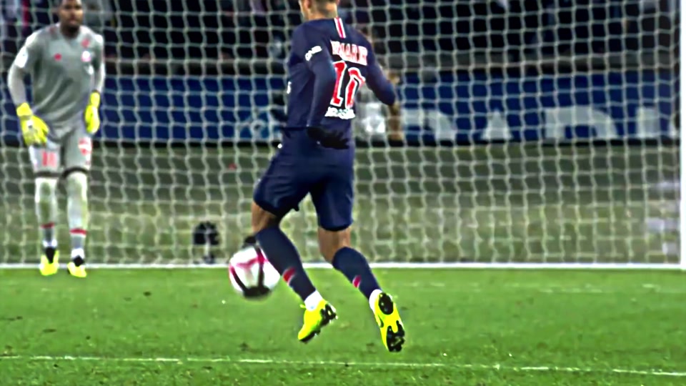 詹姆斯时隔14年再次来蓉，现场表白“我太爱成都了”，球迷冒雨齐聚万象城集体高呼“LBJ”